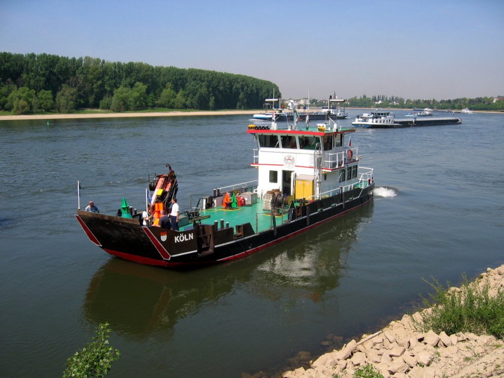 Verkehrssicherungsschiff KLN des Wasser- und Schifffahrtsamtes Kln hier bei einer Schiffshavarie auf dem Rhein bei Porz-Zndorf. (Aufnahme 27.04.2007)

 Das Schiff ist mit einem Schiffsfhrer und einem Matrosenmotorenwart besetzt. Bei greren Einstzen wird zustzliches Personal an Bord genommen. Das Verkehrssicherungsschiff gibt der Schifffahrt u.a. Hilfestellung bei Schiffsunfllen (Havarien) durch Absichern der Unfallstelle, Retten von Personen oder Veranlassung der Entladung eines Schiffes z.B. nach Grundberhrung, falls es sich aus eigener Kraft nicht mehr fortbewegen kann.  (Zitat des Amtes auf der HP)