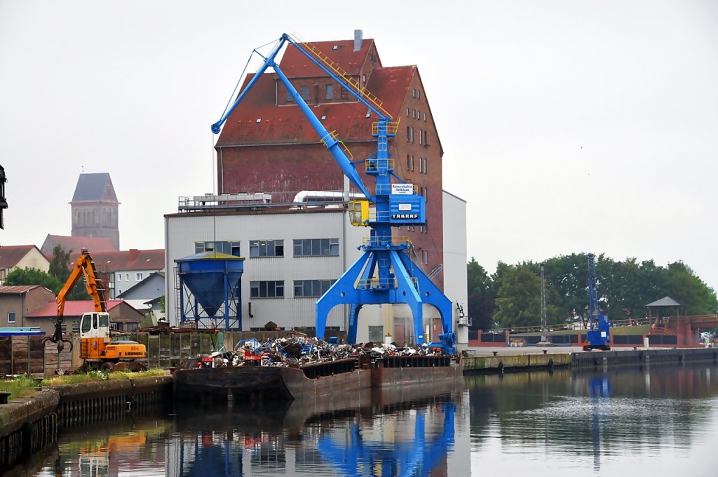 Verladearbeiten im Anklamer Hafen am 01.07.09