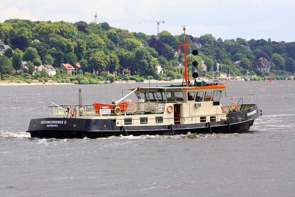 Vermessungsschiff der hamburger Hafenbehrde DEEPENSCHRIEWER II am 06.Juli 2009 auf der Elbe bei Hamburg-Finkenwerder.