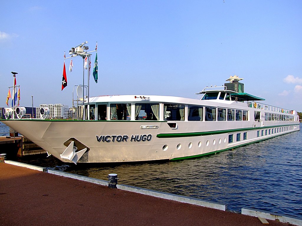 Victor Hugo(EU-Nr.1823025; L=82; B=x9,5mtr; 3x500PS; 90 Passagiere; Bauj.2000) ist im Hafen von Amsterdam festgemacht; 110903
