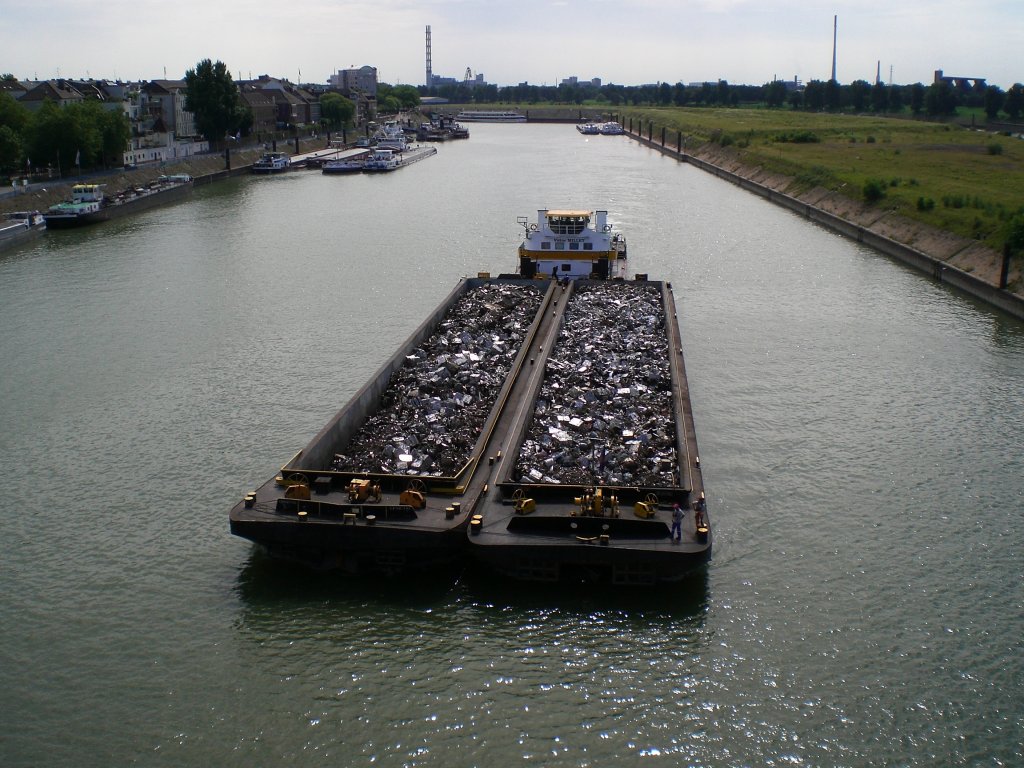 Victor MILLET bei der Ausfahrt aus dem Ruhrorter Hafen.Fotografiert am 
1.8.2009 von der Friedrich Ebert Brcke.