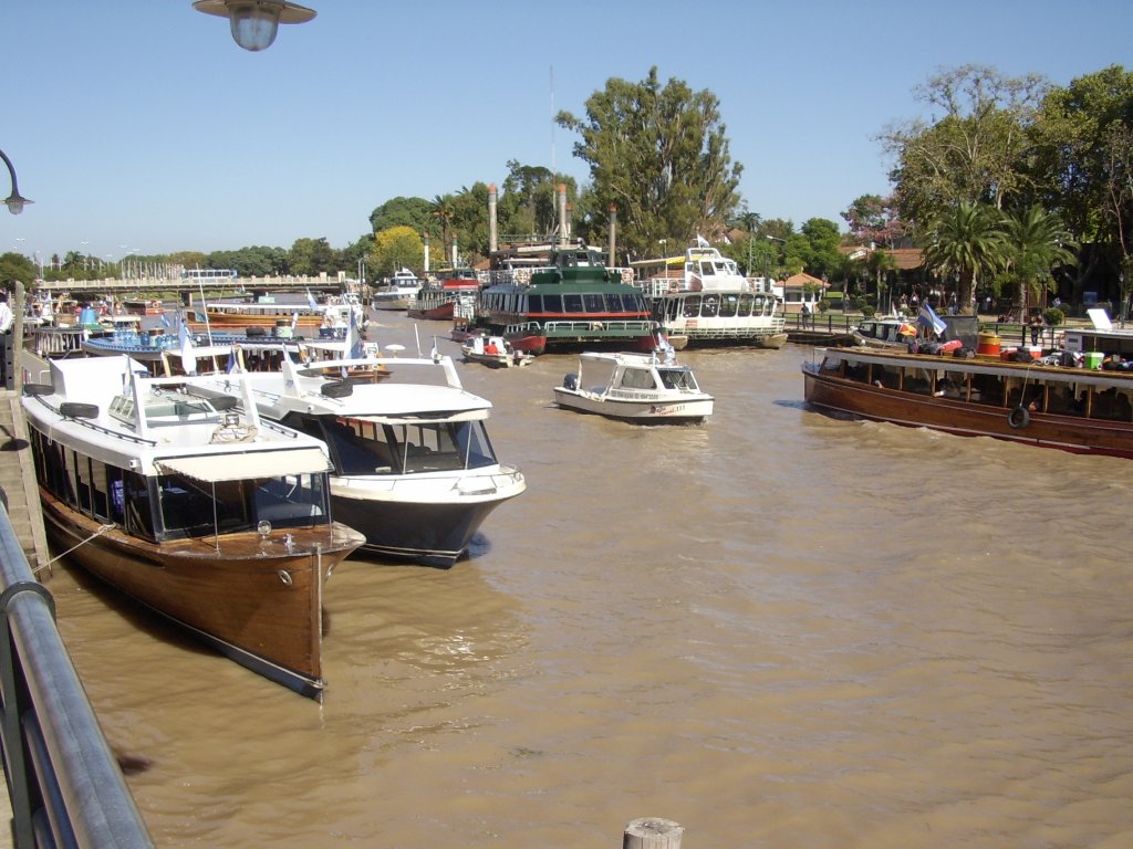 Viel Betrieb in der  Estacion Fluvial  in Tigre Argentinien. 8.4.2012