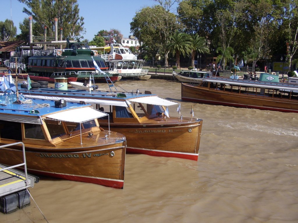 Viel Betrieb in der  Estacion Fluvial  in Tigre Argentinien. 8.4.2012