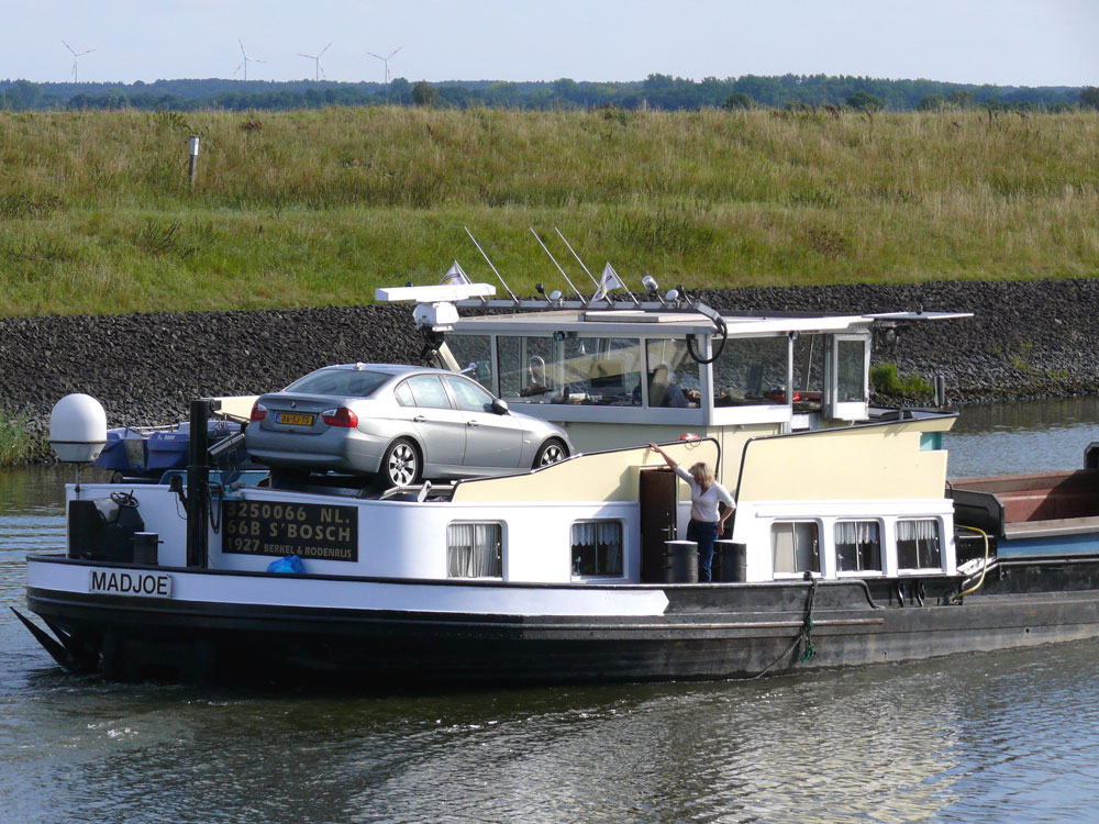 Vielleicht  Bordfrau  - vielleicht  Frau an Bord  des GMS MADJOE (ENI 3250066) auf dem Elbe-Seitenkanal zwischen Artlenburg und Scharnebeck; 21.09.2009
