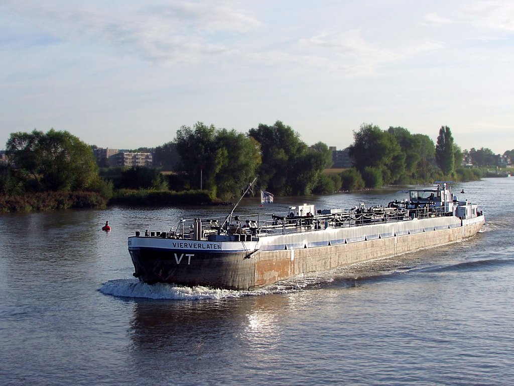 VIERVERLATEN (64x7mtr.) steuert in den frhen Morgenstunden Richtung Schoonhoven;100903