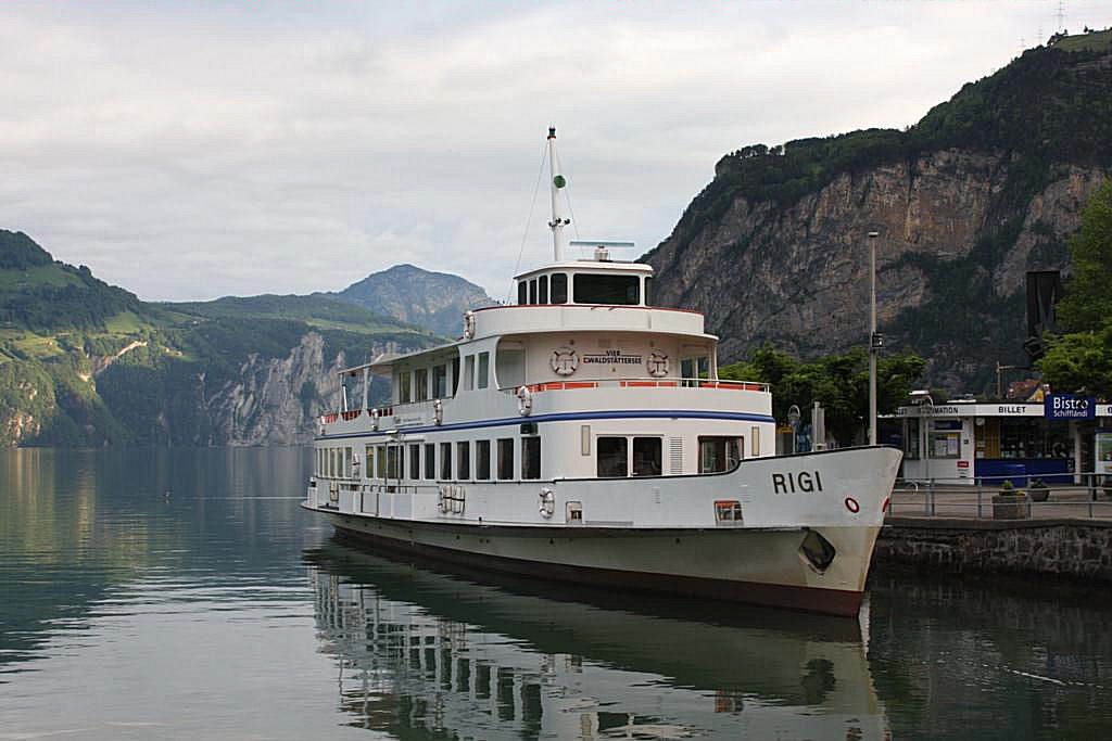 Vierwaldstdter See in der Schweiz
Am 18.05.2009 liegt das Fahrgastschiff  Rigi  im Hafen.
