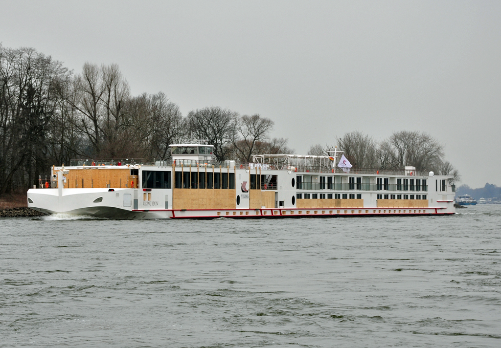 Viking  Idun , Schwesterschiff der  Odin  auf dem Rhein bei Nonnenwerth,  total mit Brettern vernagelt  - 07.03.2012