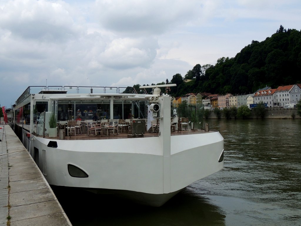 VIKING-ODIN(07001950; L=135; B=11,45mtr; 2x 1545PS; max.190Passagiere; Bj.2012) hat nach der Jahrhundertflut als eines der ersten Schiffe in Passau angelegt; 130626