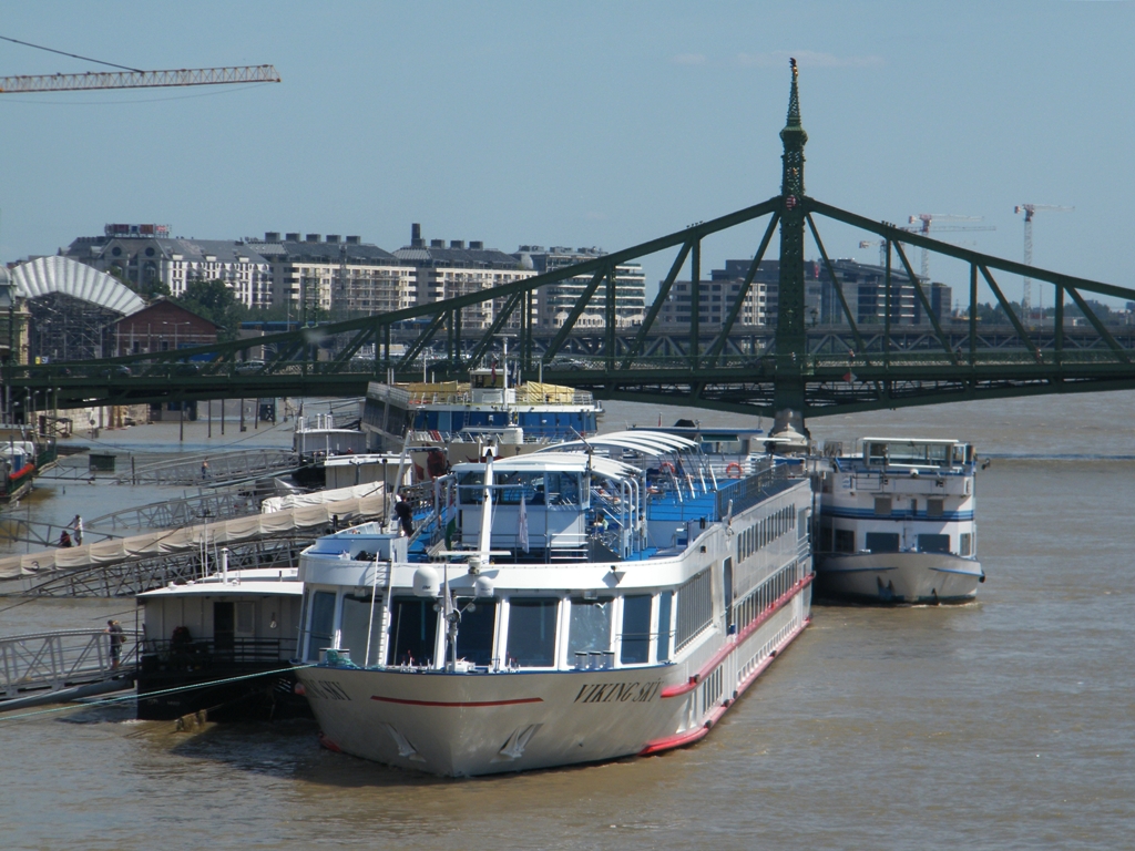 Viking Sky wartet in Budapest zwischen die Szabadsg-Brcke und die Erzsbet-Brcke, am 06. 06. 2010. 