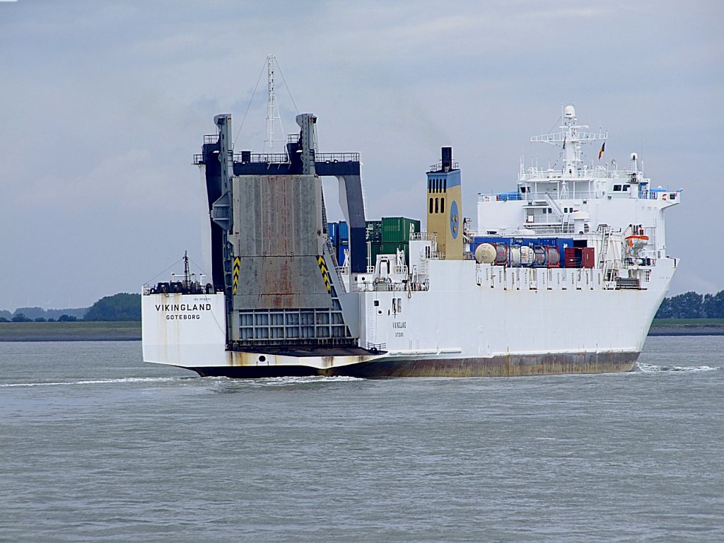 VIKINGLAND(7718541; L=191; B=26m; Bj.1979)nimmt auf der Westerschelde Kurs auf Antwerpen; 110830