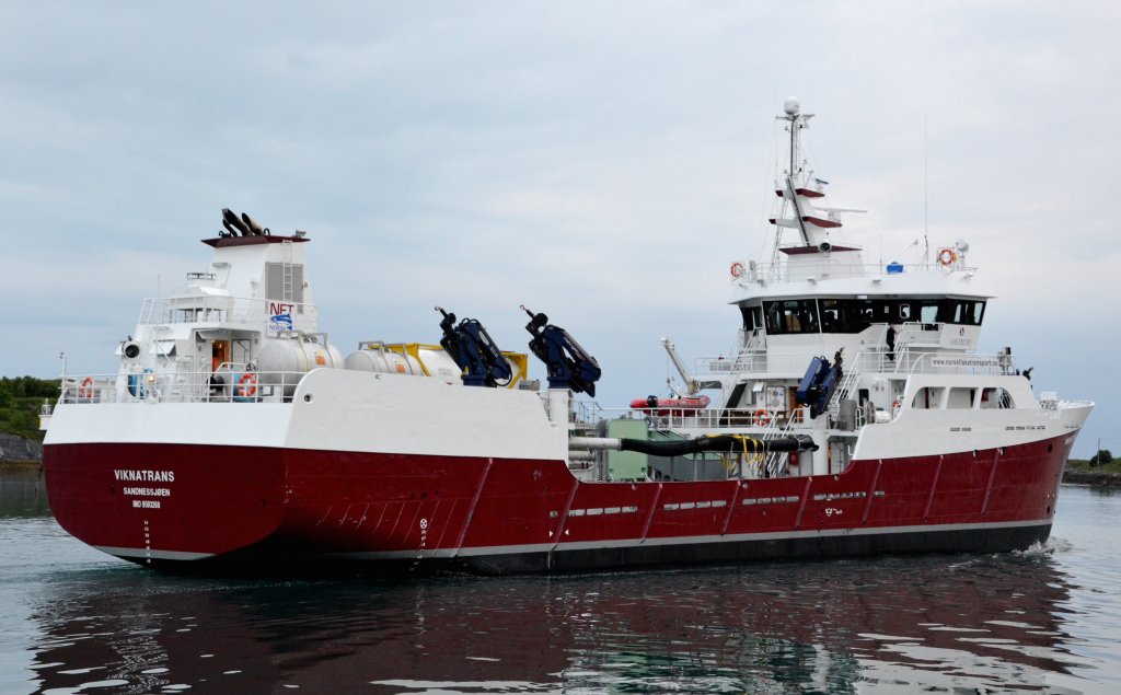 Viknatrans Heimathafen Sandnessjn IMO:9593268. Ein Lebendfischtransportschiff steuert den Hafen von Brnnysund am 05.07.2012 am.


