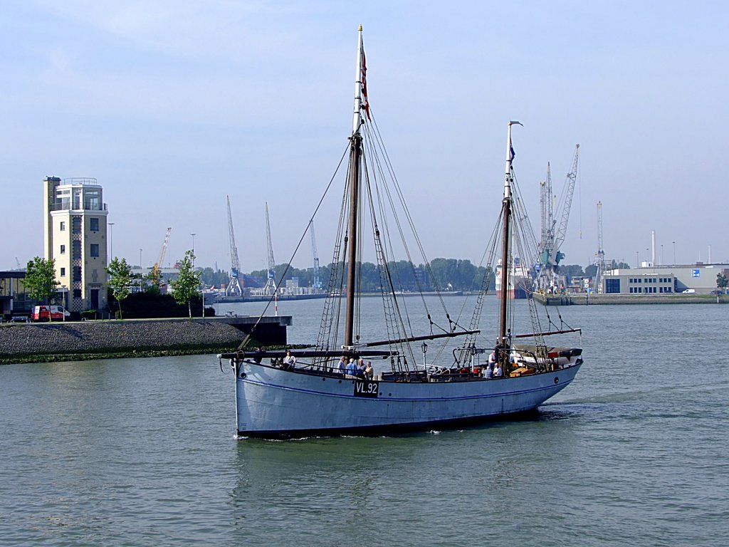 VL.92 Balder(L=29; B=7m; Baujahr 1912) shippert im Hafen von Rotterdam;110902