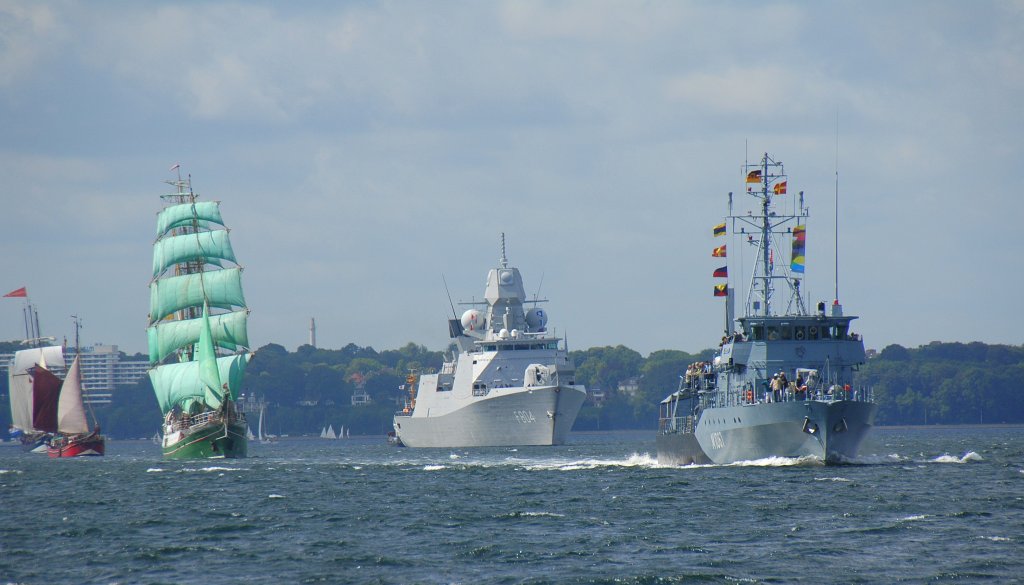 vlnR.
unbekannt
Bark Alexander von Humboldt
Fregatte HNLMS F 804 De Ruyter
Minenjagdboot FGS M 1067 Bad Rappenau(Frankenthal-Klasse/Kl.332)
(3.Minensuchgeschwader;EinsFltl 1)
Am 20.6.2011whrend der Kieler Woche auf der Frde.