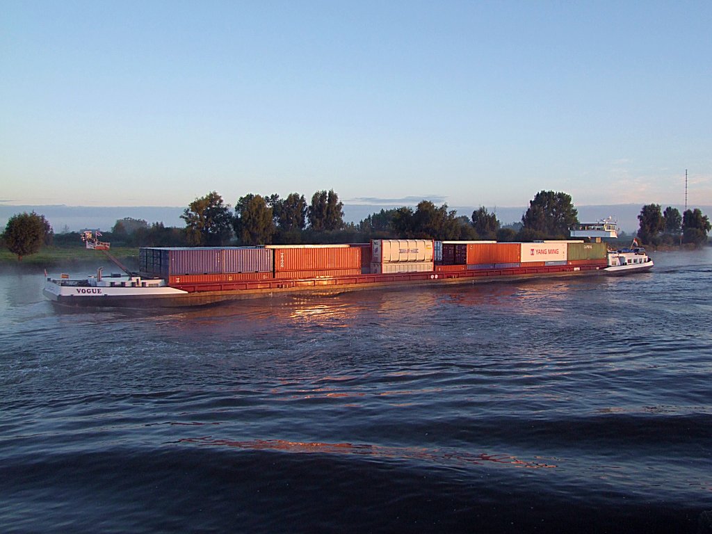 VOGUE(MMSI:244620940;L=110;B=12mtr) steuert Frhmorgens mit Containern beladen Richtung Schoonhoven;100903