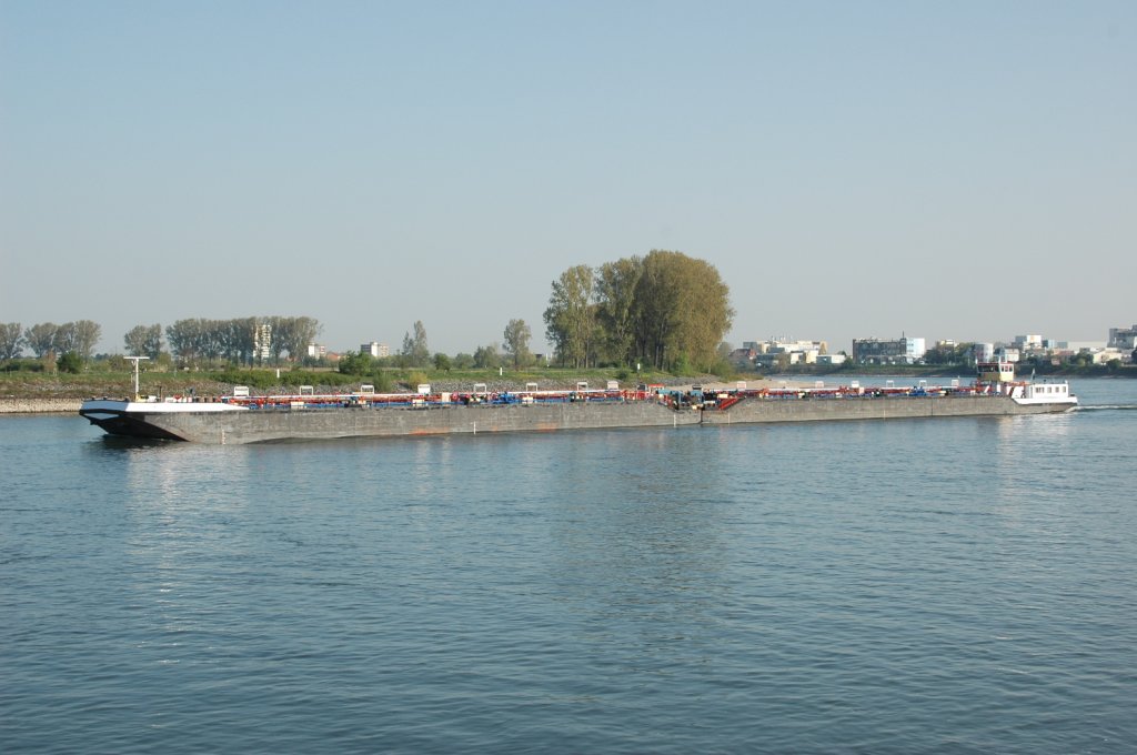 VOLUNTAS II ein Binnenschiffer Schubverband aus Frankreich als Bergfahrer bei Gernsheim auf dem Rhein am 25.04.2010 gesehen.