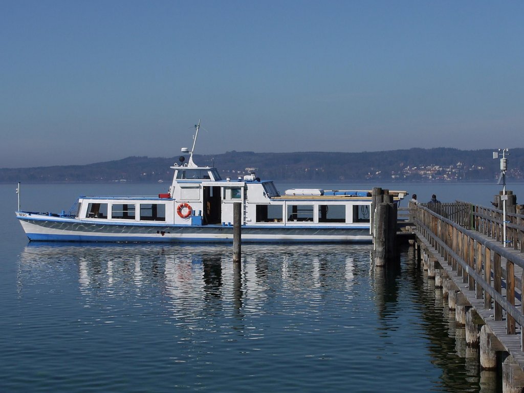 Vom Ammersee gekommen ist die ex SCHONDORF. Umgetauft auf den Namen BERG wird dieses kleine Fahrgastschiff ab der Saison 2012 die Schifffahrt auf dem Starnberger See untersttzen. Baujahr: 1961 ; Lnge: 24,60 m ; Breite: 5,60 m ; Personen: 170 ; Ammerland, 26.03.2012