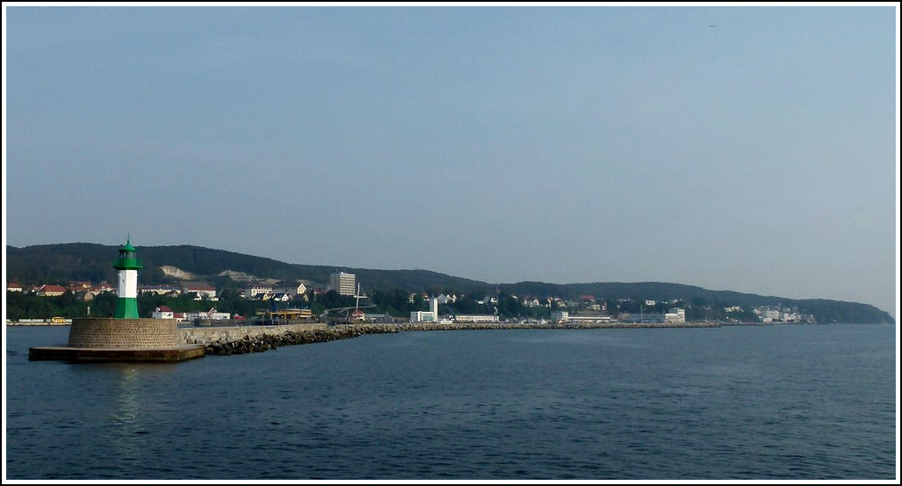 Vom Ausfluggschiff  Alexander  aus habe ich bei einer Rundfahrt den Leuchtturm mit der Hafenmauer mit dem Schutzwall (auch Botten genannt) von Sassnitz fotografiert.   26.09.2011