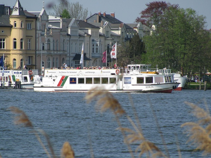 Vom Franzosenweg in Schwerin verfolgte ich das Auslaufen der MS  BERLIN  auf dem Burgsee, Schwerin 23.04.2011