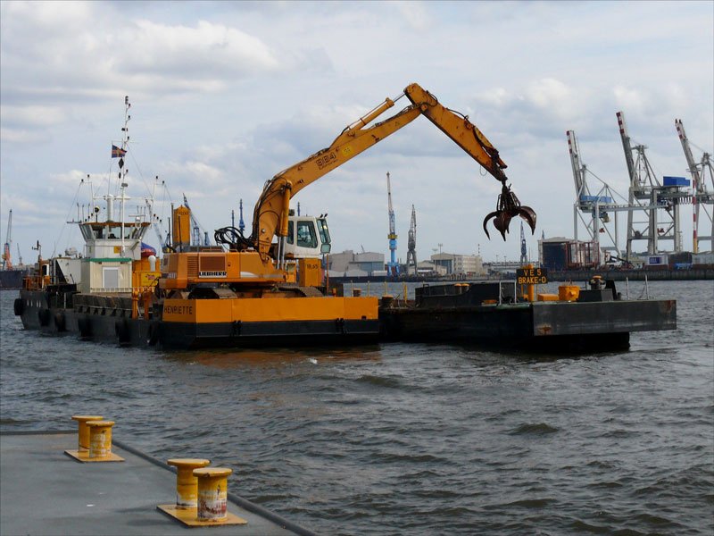 Von HENRIETTE aus werden Steine in der Elbe versenkt; Hamburg, 15.09.2009
