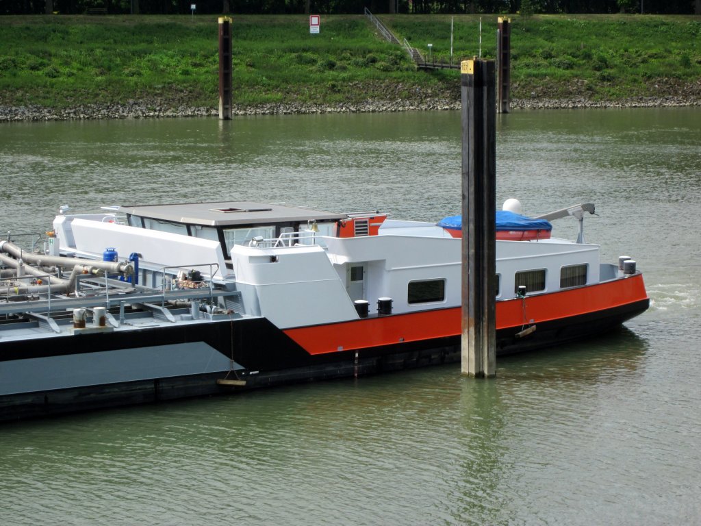 Vor dem Einfahren in die Schleuse Friedrichsfeld mu das Steuerhaus des TMS Synthese 14 (02328808) abgesenkt werden - sieht fast wie ein Cabrio aus - irgendwie chic.