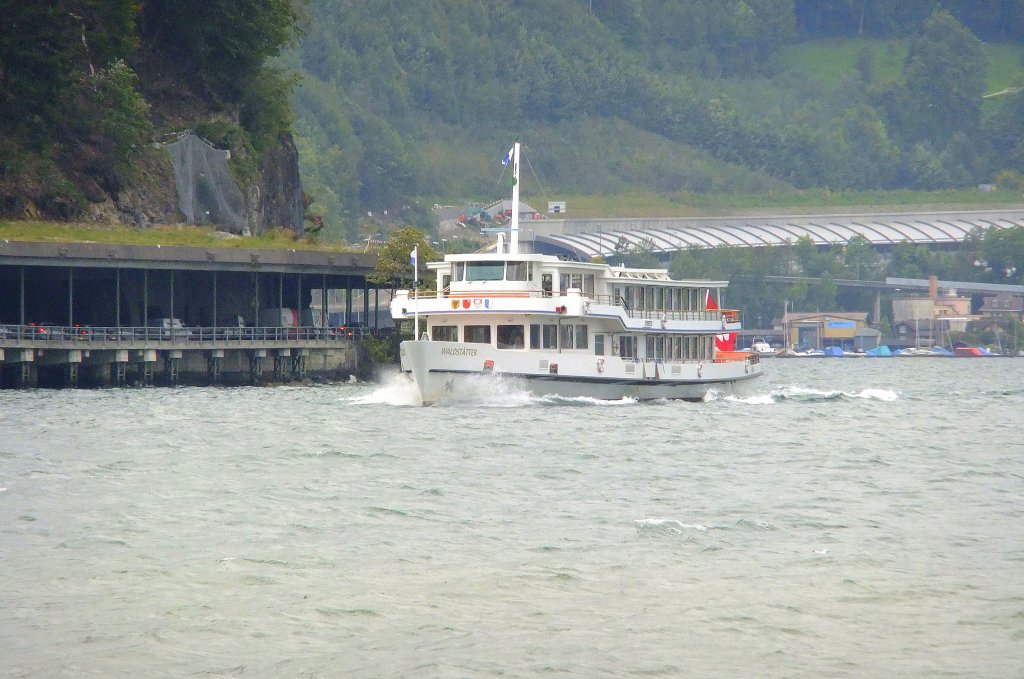 Vor der diesen Frhling whrend mehreren Monaten unterbrochenen Kantonsstrasse Stansstad-Hergiswil ist am 24.9.2010 MS  Waldsttter  mit Kurs 65 unterwegs Richtung Alpnachstad. 