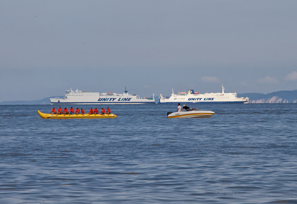 Vorbeifahrt zweier Fhren der Unity Line vor dem Seebad Ahlbeck und ein Bananenboot-Gespann im Vordergrund. - 05.07.2013
