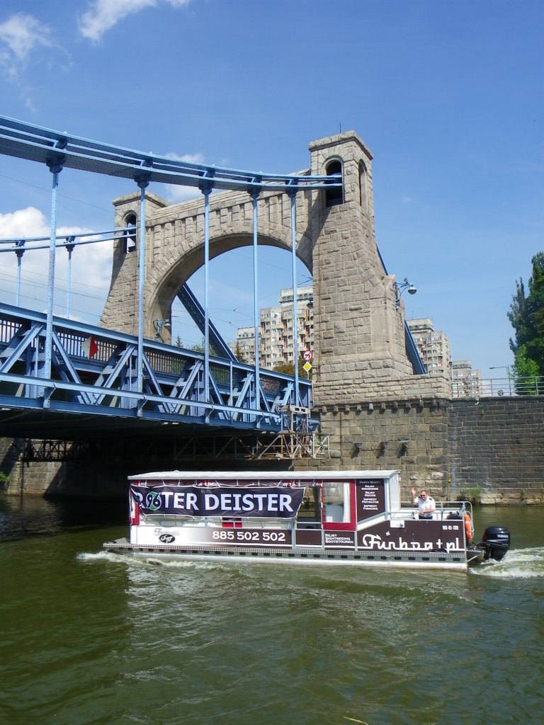 Whrend des Europapokalauswrtsspiels von Hannover 96 bei Slask Breslau (Wroclaw) 2012 passiert ein von 96-Fans gechartertes Boot die Breslauer Kaiserbrcke (Most Grunwaldzki)