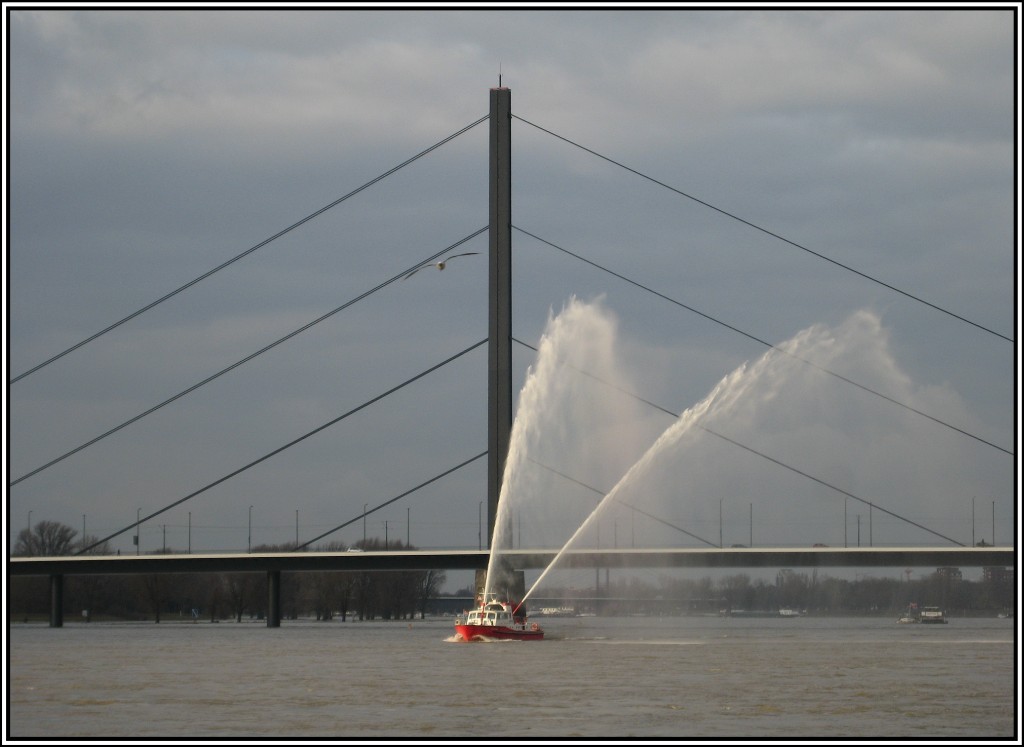 Whrend des Rheinhochwassers im Januar 2011 knnte ich dieses aus allen Wasserrohren feuernde Feuerwehrboot vor der Oberkassler Brcke in Dsseldorf fotografieren. Da es nicht gebrannt hat vermute ich Training, eine Funktionsberprfung oder dergleichen. (19.01.2011)