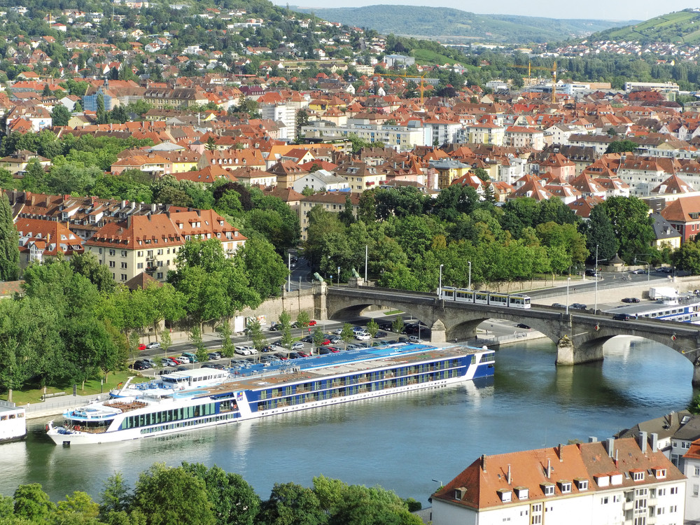 Whrend das Flukreuzfahrschiff  River Harmony  auf dem Main an der  Lwenbrcke  vor Anker liegt und die  Kreuzfahrer  sich die Sehenswrdigkeiten der Stadt ansehen  rattert  die Linie 5 der Wrzburger Straba in Richtung Heuchelhof.

Wrzburg - 29.07.2012