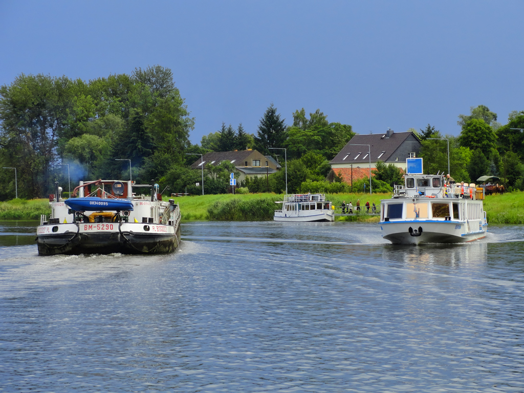 Whrend das Polnische Frachtschiff  BYDGOSZCZ  die Niederfinower Schiffsschleuse verlassen hat, ist eines der Fahrgastschiffe auf dem Weg zum Schiffshebewerk, wobei sich die letzen Fahrgste vom Bootssteg mit der  Pferdetaxe  zum Parkplatz chauffieren lassen knnen. - 12.07.2012 
