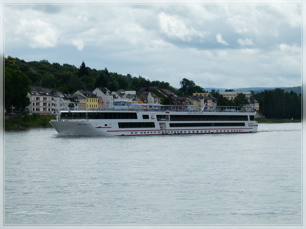 Whrend einer Schiffsrundfahrt auf dem Rhein bei Koblenz konnte ich das Passagierschiff  VIKING HELVETIA  im Bld festhalten. Schiffsdaten: Euronr 04804700, Bj 2006, L 132,80m, B 11,40m, das Platzangebot reicht fr 198 Passagiere. 23.06.2011