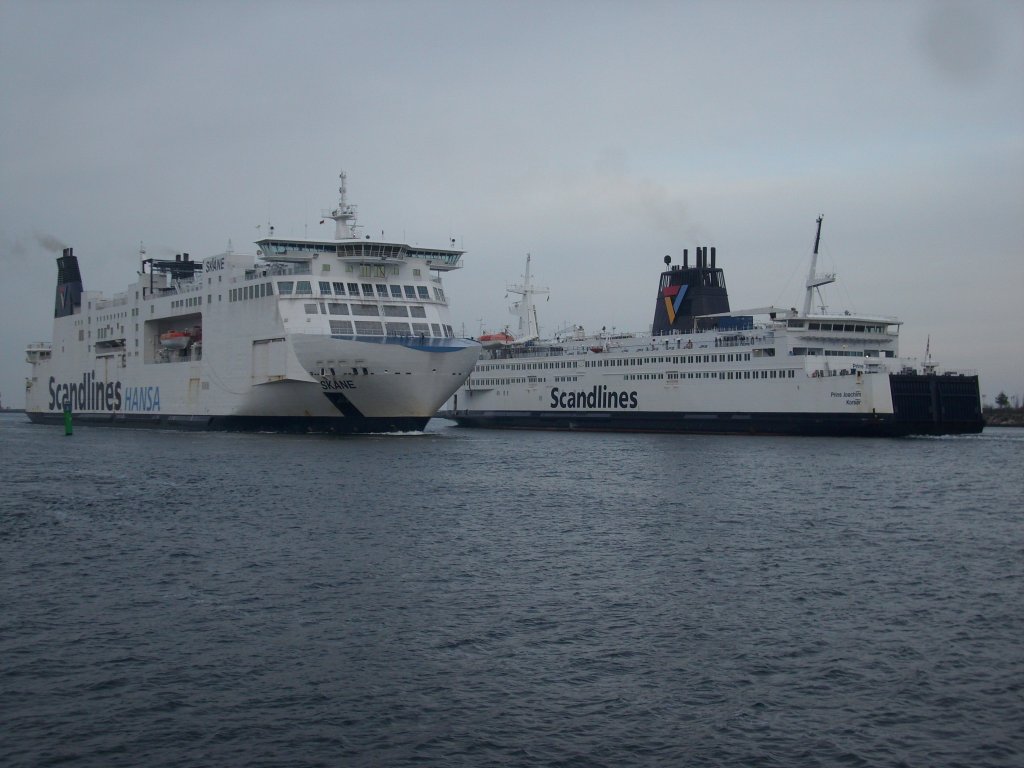 Whrend das schwedische Fhrschiff  Skane  aus Trelleborg einluft,luft das dnische Fhrschiff  Prinz Joachim  nach Gedser aus Rostock aus.