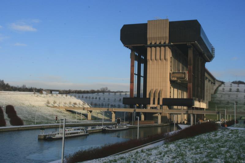 Whrend sich der westliche Trog des Schiffshebewerk Strpy-Thieu in der unteren Position befindet, wird ein Schiff im stlich Trog 73m herabgesenkt; 09.12.2010