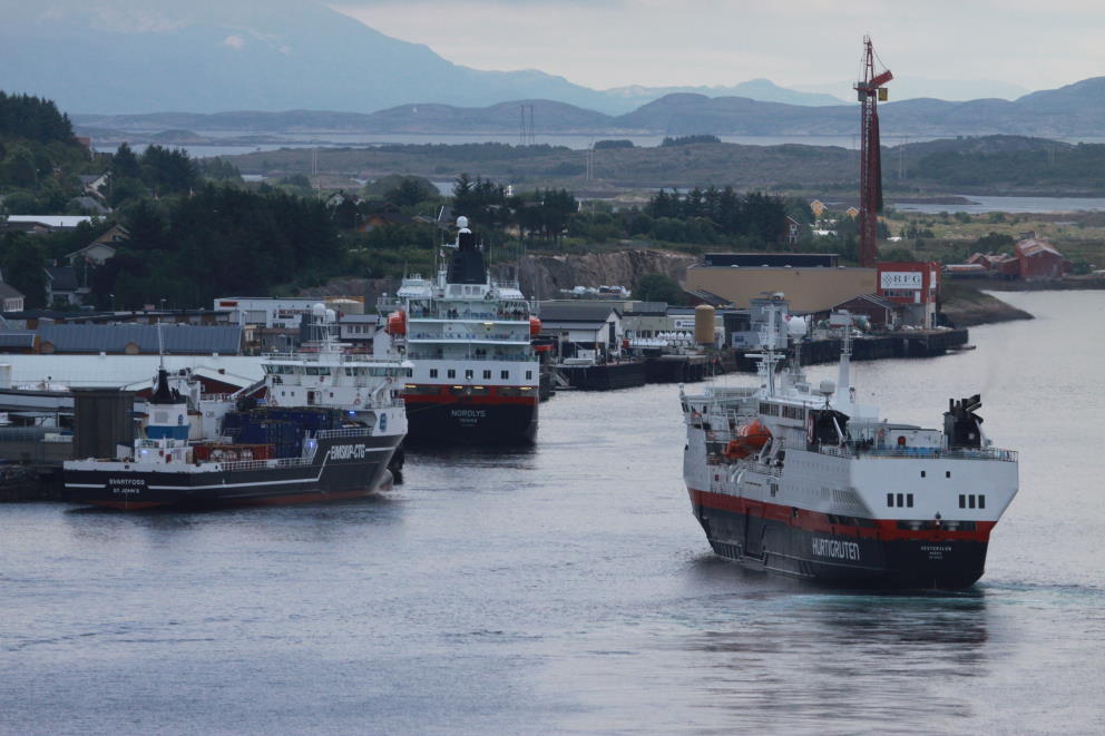 Whrend die sdgehenden M/S  Nordlys  bereits am Kai von Rrvik festgemacht hat, nhert sich die nordgehende M/S  Vesterlen  dem Hurtigrutenanleger; 24.06.2013