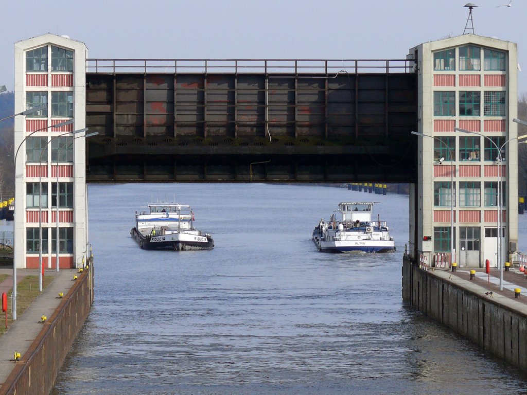 Whrend TMS ALINA (ENI: 4000360) auf der Elbe zu Berg die Schleuse Geesthacht verlassen hat, luft in Richtung Hamburg das Frachtschiff GMS FIDUCIA (ENI: 04503100) in die Schleuse; 21.03.2011
