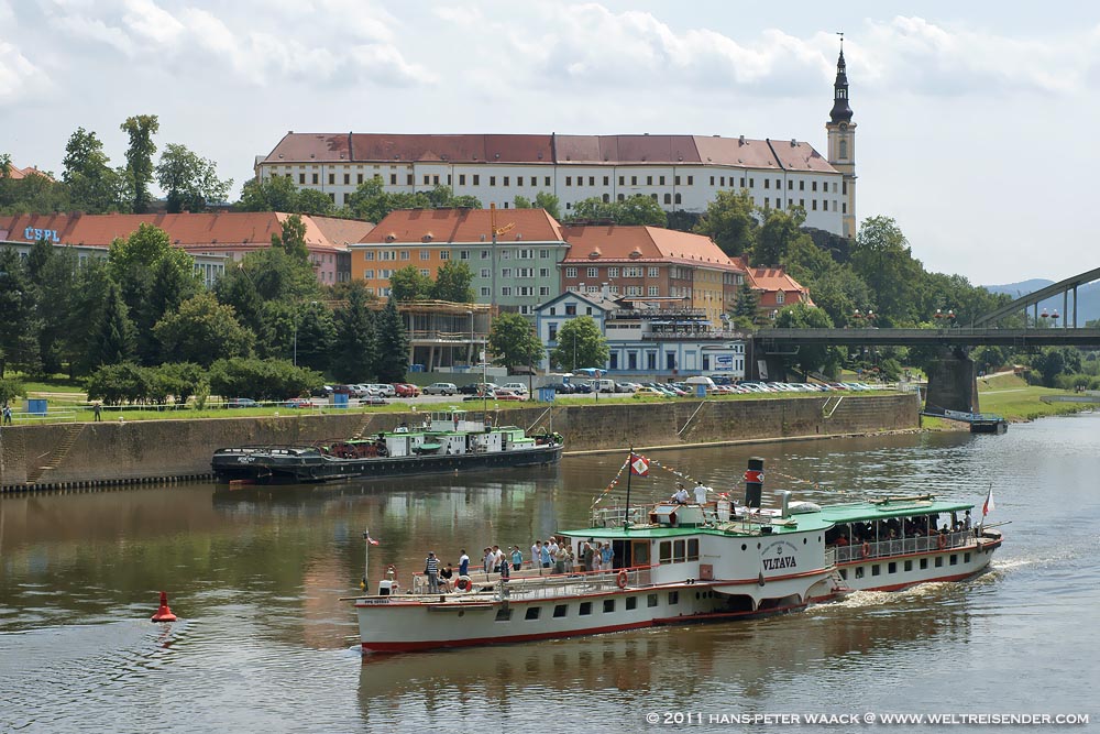 Wahrscheinlich wird es eine einmalige Aktion sein. Der Dampfer VLTAVA aus Prag kam nach Dresden. Im Bild passiert er am 07.07.11 gerade Decin und wird mit der typischen Dampffpeife des Schleppers Beskidy gegrt.Mehr:http://www.weltreisender.com/dampfer-vltava/