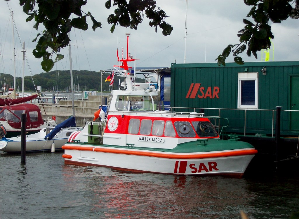 WALTER MERZ SAR Seenotrettungsboot der DGzRS Liegeplatz in Schleswig L 8,52m B 3,1m Tiefgang 0,95m Leistung 220 PS Geschw. 18 kn 12.09.2011


 
