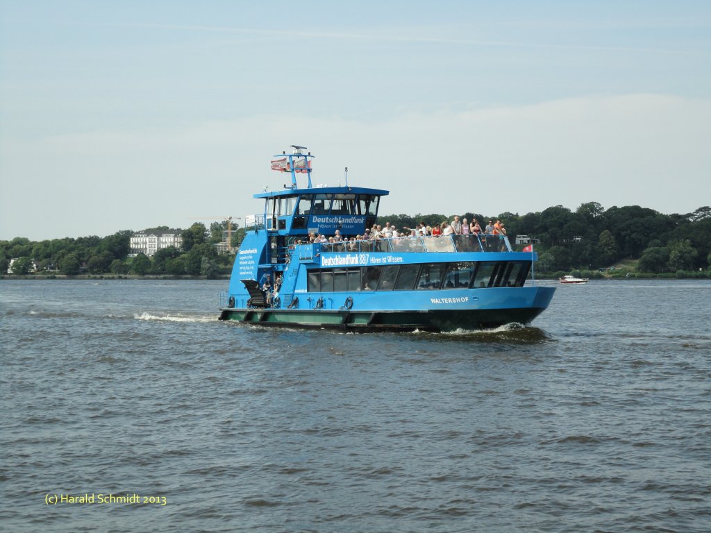 WALTERSHOF (2) (ENI 04802660) mit Werbung fr „Deutschlandfunk 88,7“ am 24.7.2013, Hamburg Khlfleet, Linie 62 vor dem Anleger Finkenwerder /
Einmann-Fhrschiff Typ 2000 / HADAG / La 29,92 m, B 8,16 m, Tg 1,7 m / 2 Diesel, 2 Ruder-Propeller, 12 kn / 250 Pass. / 2004 bei SSB, Oortkaten, Hamburg /
