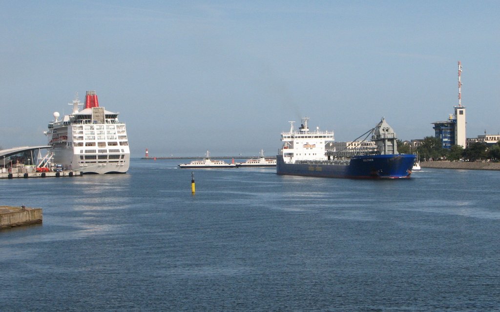 Warnowmndung Warnemnde (Ostsee) mit Passagierkai, Passagierschiff  Empress , Ostmole, Warnowfhren, Massengutfrachter  Beltnes  und Lotsenstation am 17.8.2012