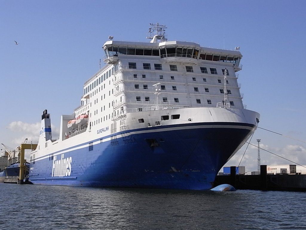 was fr ein Schiff denkt sich die kleine Mwe links oben im Bild.....,
Fhrschiff  Europa-Link  HH Malm, unterwegs auf der Linie Rostock-Gdynia-Helsinki fr Finnlines, L 218,8 m, B 30,5 m, T 7,0 m, Geschwindigkeit 25 Kn, Passagiere 500, hier zu sehen am LP 53 im Rostocker Seehafen 