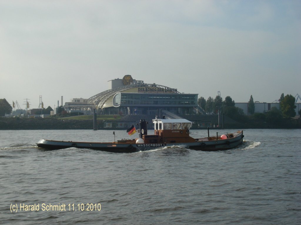 WASSERBOOT  I  ENI 05105080 am 11.10.2010 im Hamburger Hafen
Gebaut 1911 / La: 24,88 m / Wasserkapazitt: 150 t, Pumpleistung: 280m/h / Eigner: Jacobsen & Cons., Hamburg /
Ein Wasserboot ist ein kleines Tankschiff, das die im Hafen oder auf Reede liegenden Schiffe mit Trinkwasser versorgt.
