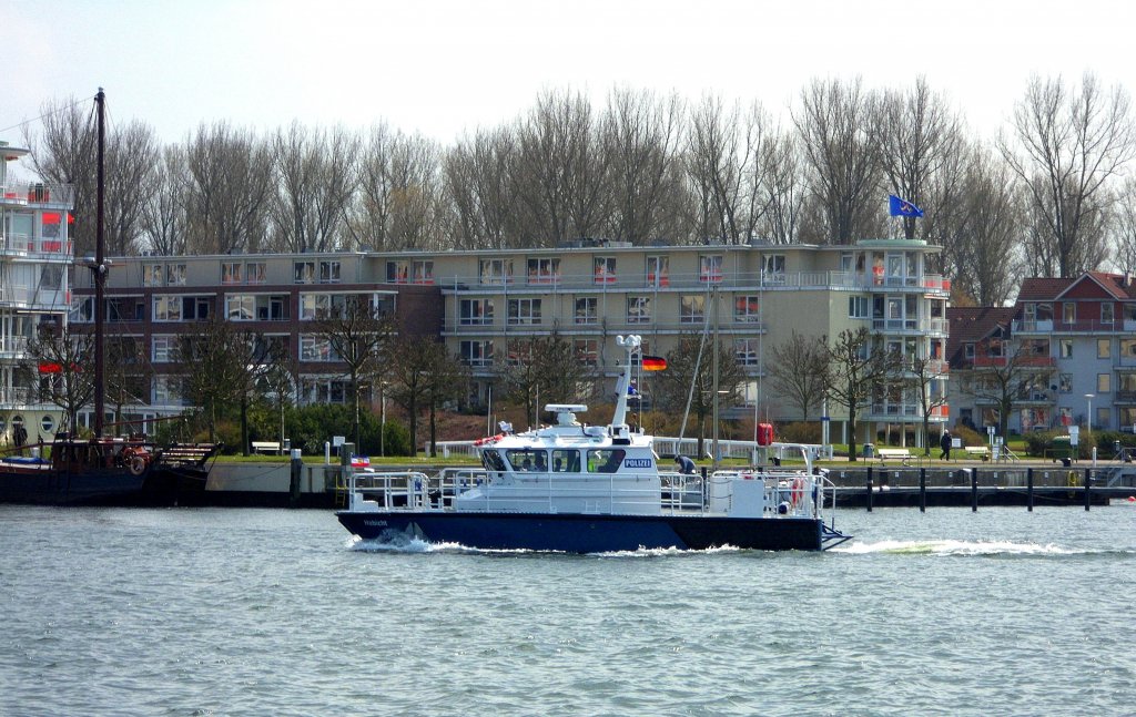 Wasserschutz-Polizeiboot HABICHT auf Kontrollfahrt im Travemnder Hafen...
Aufgenommen: 14.4.2012