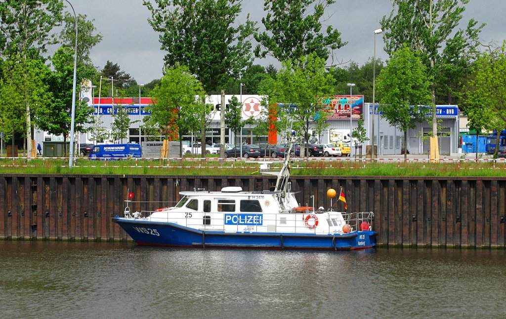 Wasserschutzpolizei Hamburg WS 25 liegt im Oberwasser der Schleuse Geesthacht...
Aufgenommen: 16.5.2012