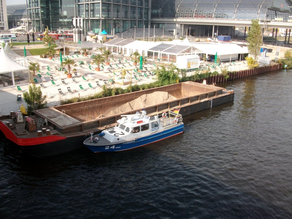 Wasserschutzpolizei mit ihrem Boot  Komoran  am 09.Oktober 2010 im Humboldthafen am Berliner Hbf.