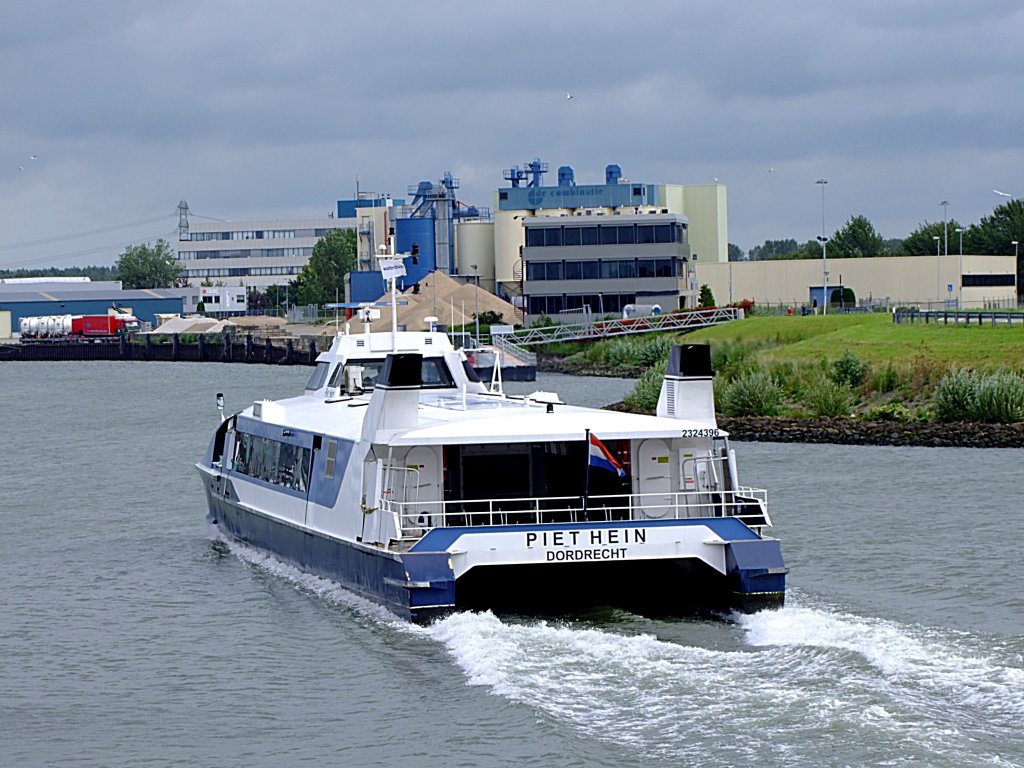 Waterbus, PIET-HEIN(2324396; Baunr-206; Bj1999) steuert die Anlegestelle Westeind bei Papendrecht an;110828