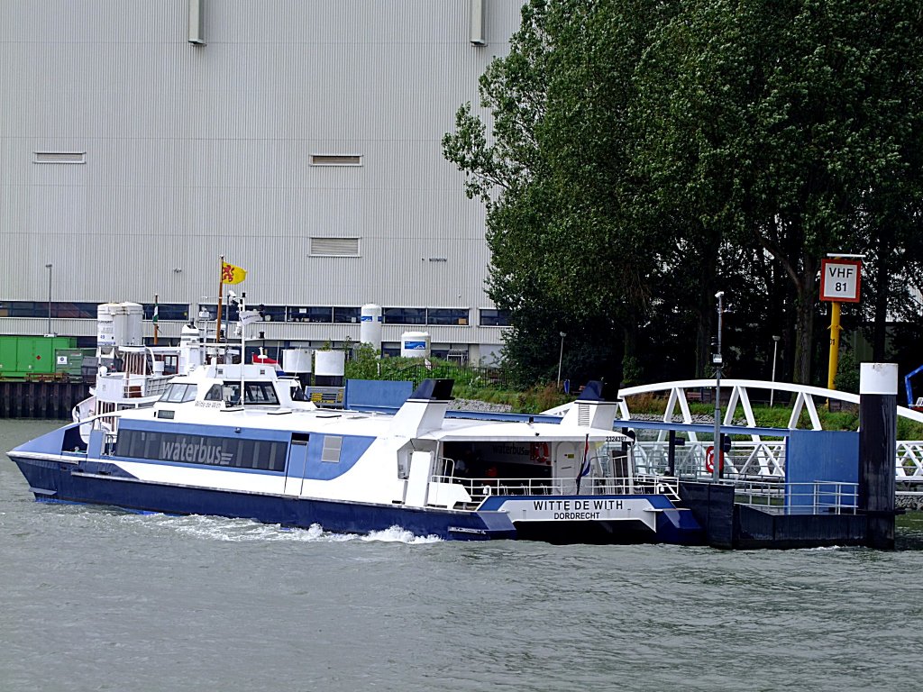 Waterbus, WITTE DE WITH(ENI:02324397; L=38; B=8mtr.; 2x500PS)an der Anlegestelle Veer-Stormpolder;110828