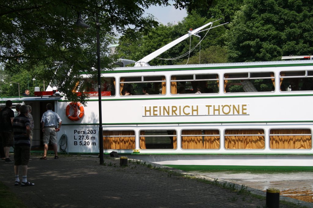 Wendemanver auf der Ruhr 28.05.2012, Fahrgastschiff  Herinrich Thne  (Pers. 203, L 27,6m, B 5,20m) der Weissen Flotte in Mlheim an der Ruhr/Wasserbahnhof