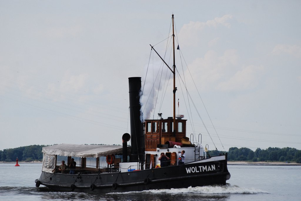 Wenn der Dampfschlepper Woltman Flagge:Deutschland Lnge:22.0m Breite:5.0m in sein Horn blst halten sich die Leute an Bord die Ohren zu aufgenommen bei Lhe am 10.07.11