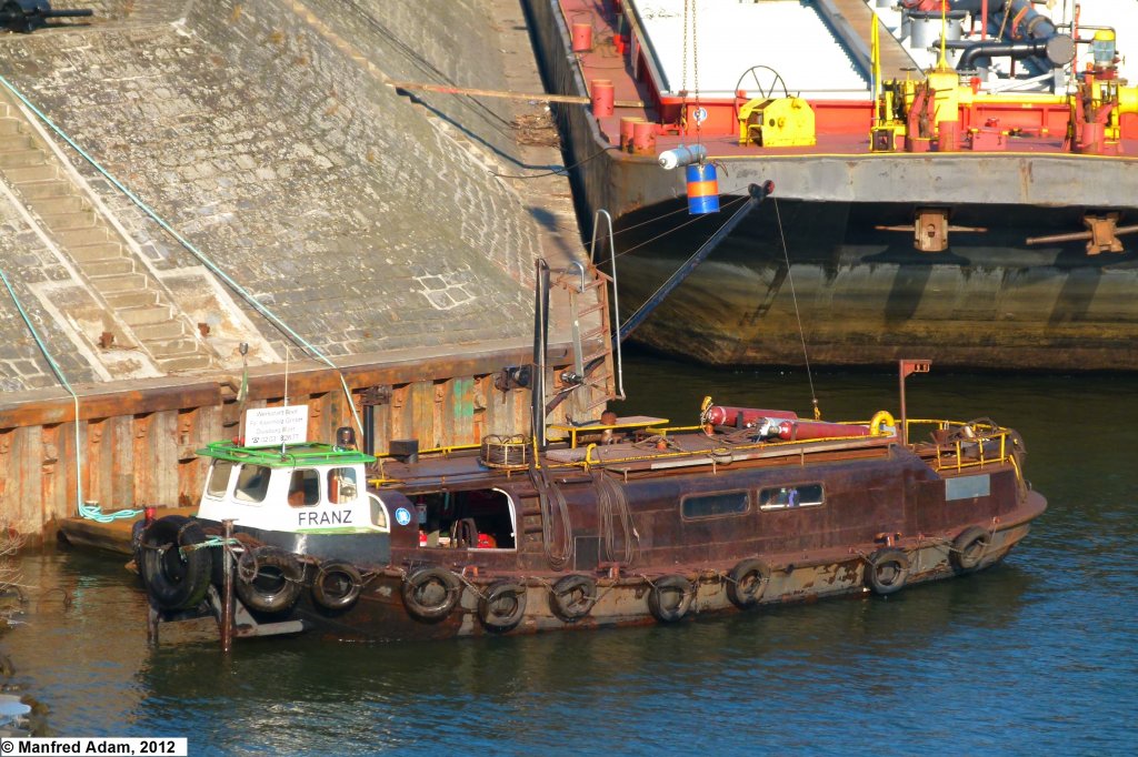 Werkstattboot Franz der Ruhrorter Werft Kleinholz im Ruhrorter Hafen, 10.02.2012.