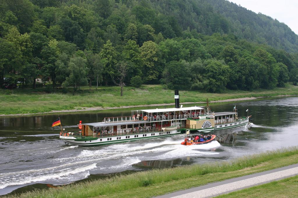  Wettfahrt  auf der Elbe bei Knigstein. Das Dampfschiff
Pillnitz hat dabei keine Chance gegen ein vorbeirasendes
Motorboot.
2.6.2007